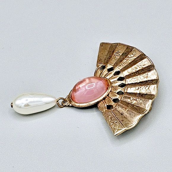 Vintage Fan Brooch Pink Lucite Cabochon White Pearl Dangle Estate Jewelry Pin - Picture 4 of 11